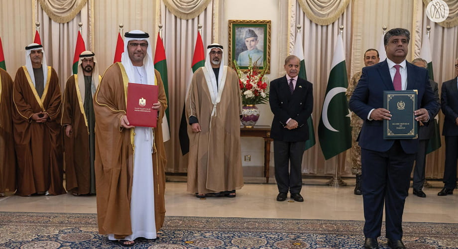 مجموعة موانئ أبوظبي ومجلس الاستثمار الباكستاني يوقعان مذكرة تفاهم لاستكشاف تطوير منطقة صناعية بالقرب من ميناء كراتشي وميناء قاسم