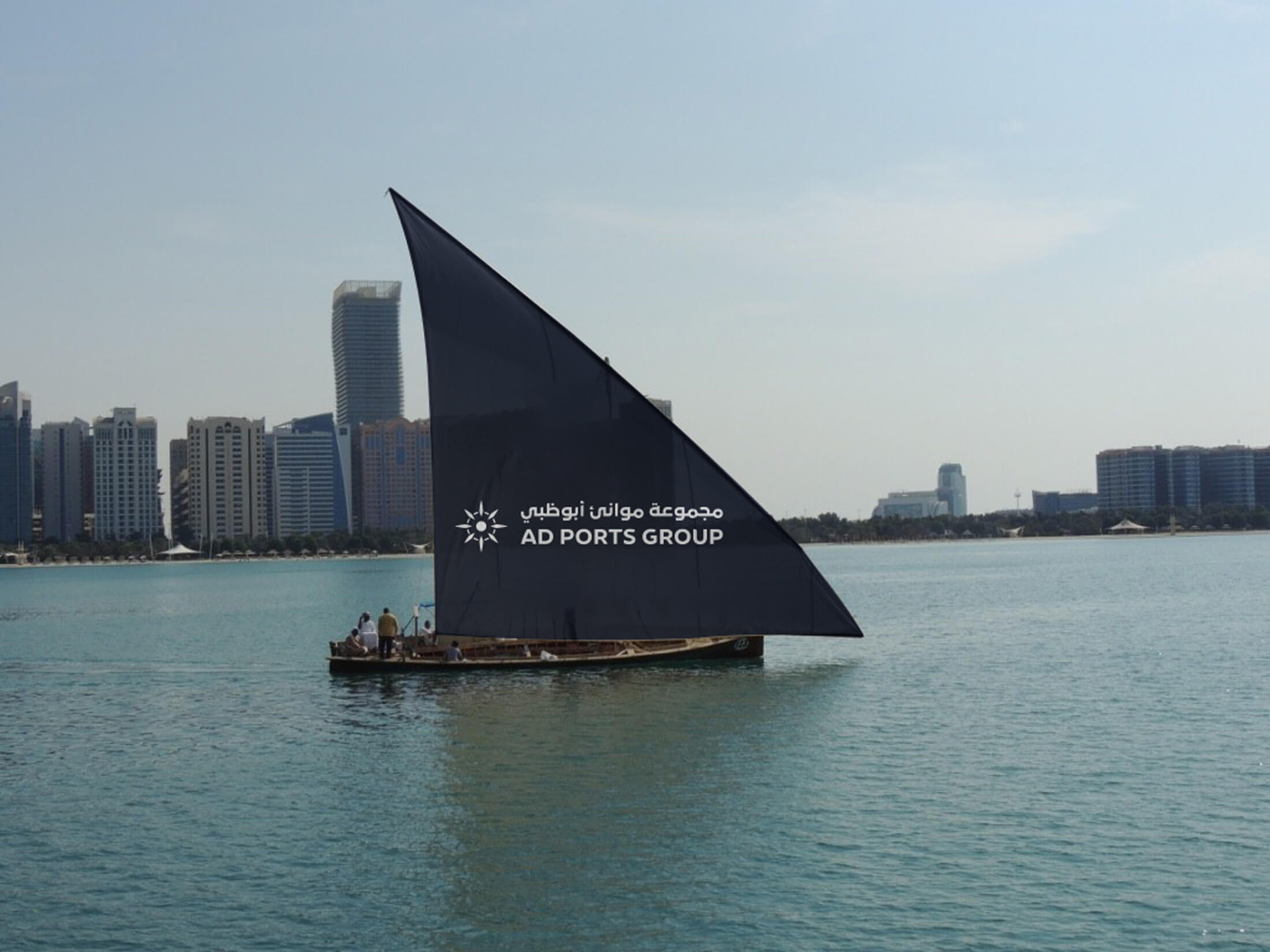 مجموعة موانئ أبوظبي تحتفل بعيد الاتحاد الـ50 للدولة عبر تنظيم استعراض موكب القوارب الشراعية 