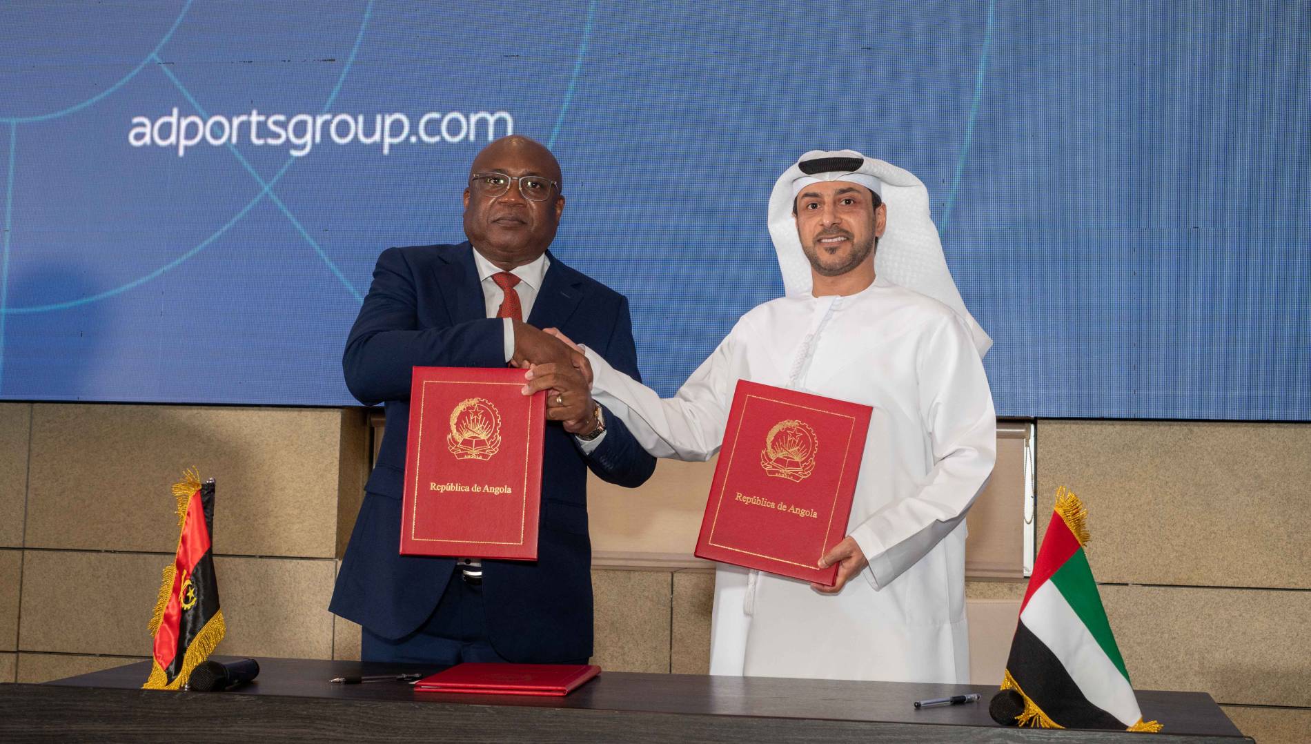 ): حفل تسلم العمليات التشغيلية: محمد عيضه المنهالي، الرئيس التنفيذي الإقليمي – مجموعة موانئ أبوظبي، و وألبرتو أنطونيو بينجو - رئيس مجلس إدارة ميناء لواندا.